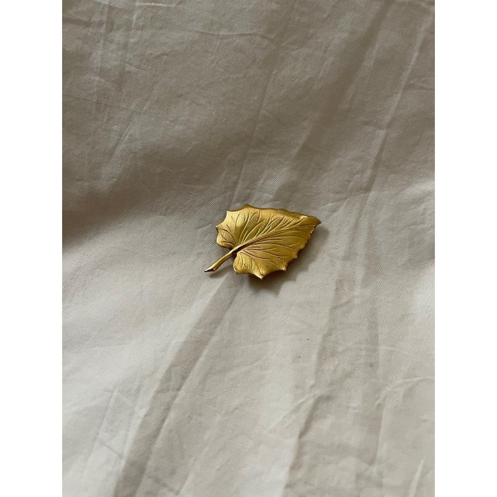 Vintage Gold-tone Lightweight Leaf Brooch - Picture 6 of 12